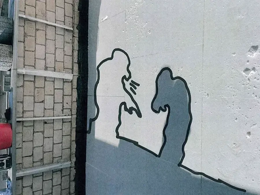Graffiti auf einem Flachdach mit Schattenspiel