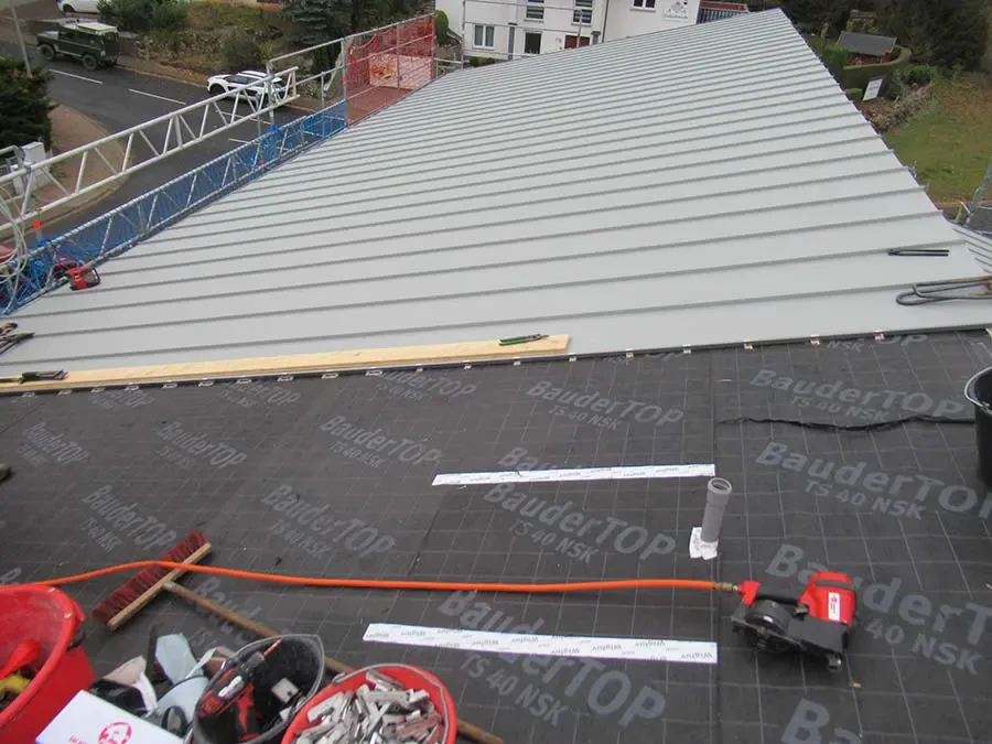 Installation eines Metalldachs mit BauderTOP Unterlage