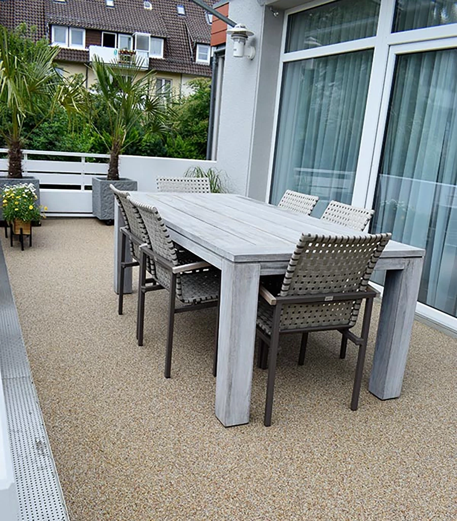 Moderne Gestaltung von Balkonen und Terrassen mit Holztisch und Stühlen