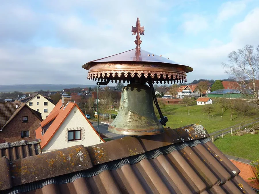 Kirchenglocke auf einem Dach im Rahmen des Denkmalschutzes