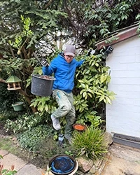 Patrick Radtke bei der Gartenarbeit Patrick Radtke bei der Gartenarbeit mit Eimer und Handschuhen