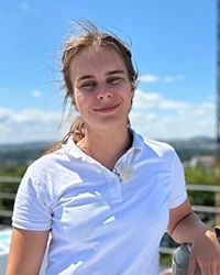 Joana Bindzus im Freien vor blauem Himmel Joana Bindzus im Freien mit blauem Himmel im Hintergrund