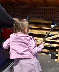 Mädchen beim Praktikum arbeitet mit Werkzeug im Freien