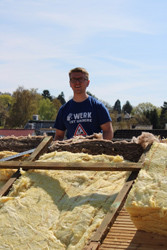 Gordon bei Dacharbeiten mit Dämmmaterial im Freien