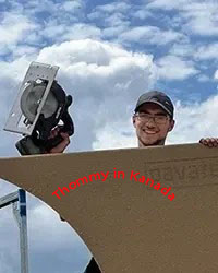 Thomas Feichtinger als Handwerker in Kanada mit Kreissäge und Bauplatte