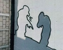 Kunstvolles Graffiti auf kleinem Flachdach mit abstrakten Figuren