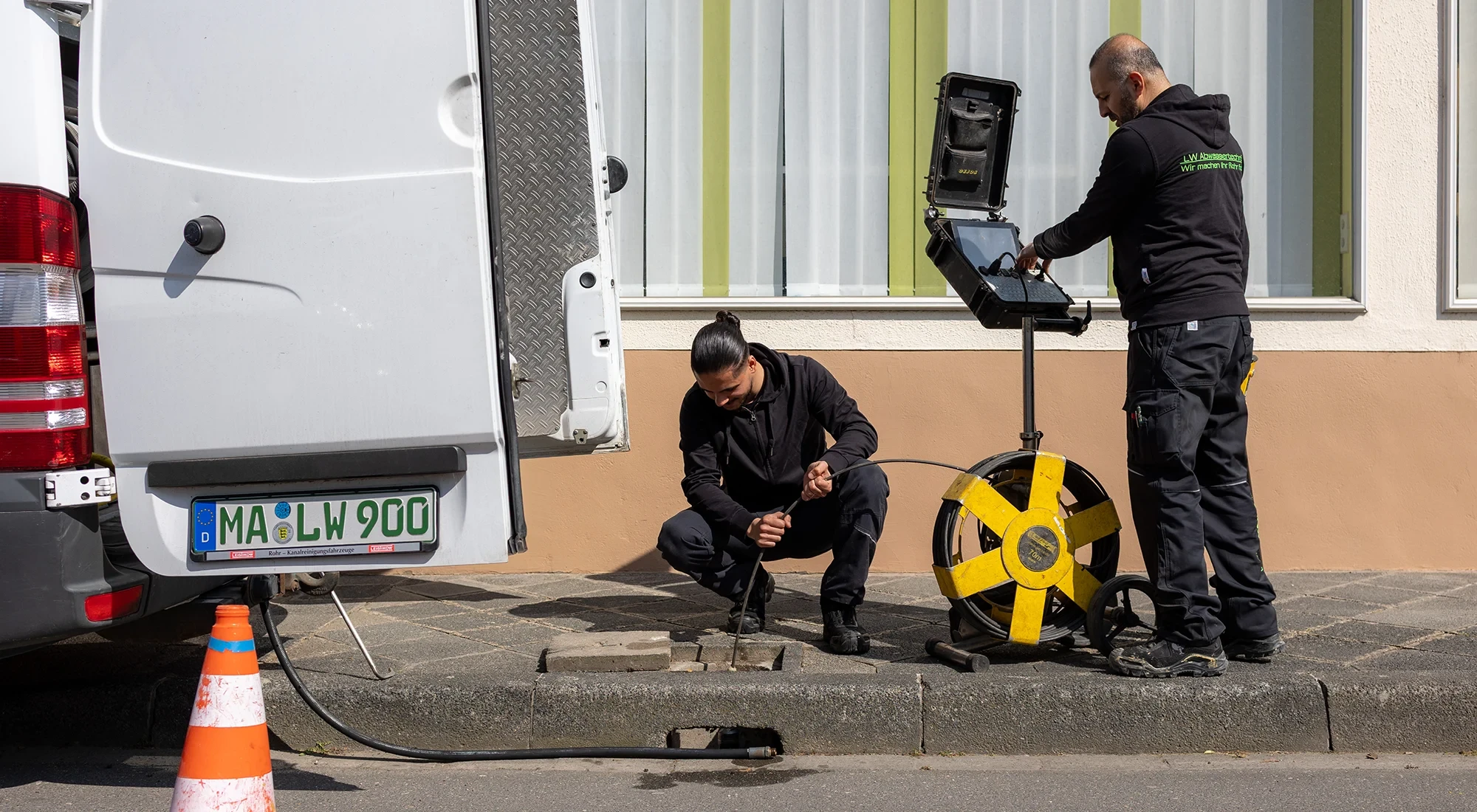 Techniker führen eine Kamerainspektion in einem Abwasserkanal durch