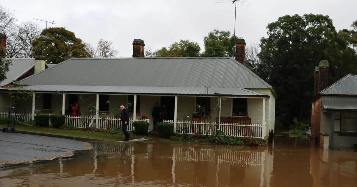 Haus mit Überschwemmung vor dem Eingang nach starkem Regen