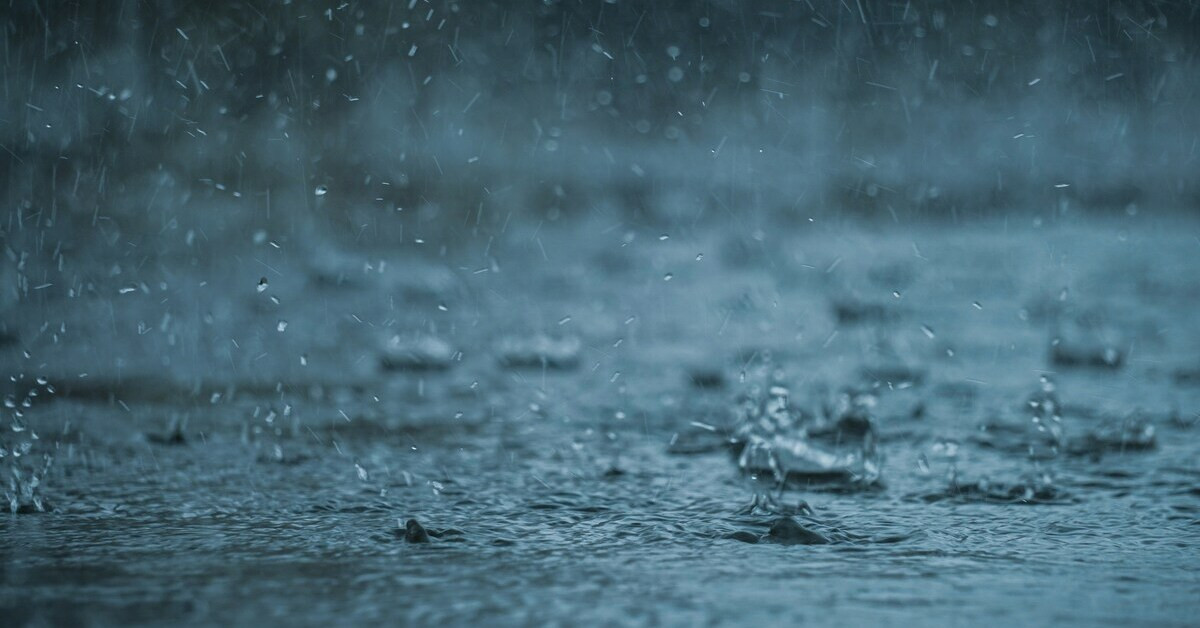 Starker Regen fllt auf eine Wasseroberfle4che