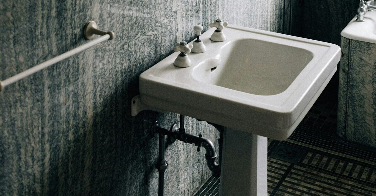 Siphon unter einem Waschbecken in einem Badezimmer