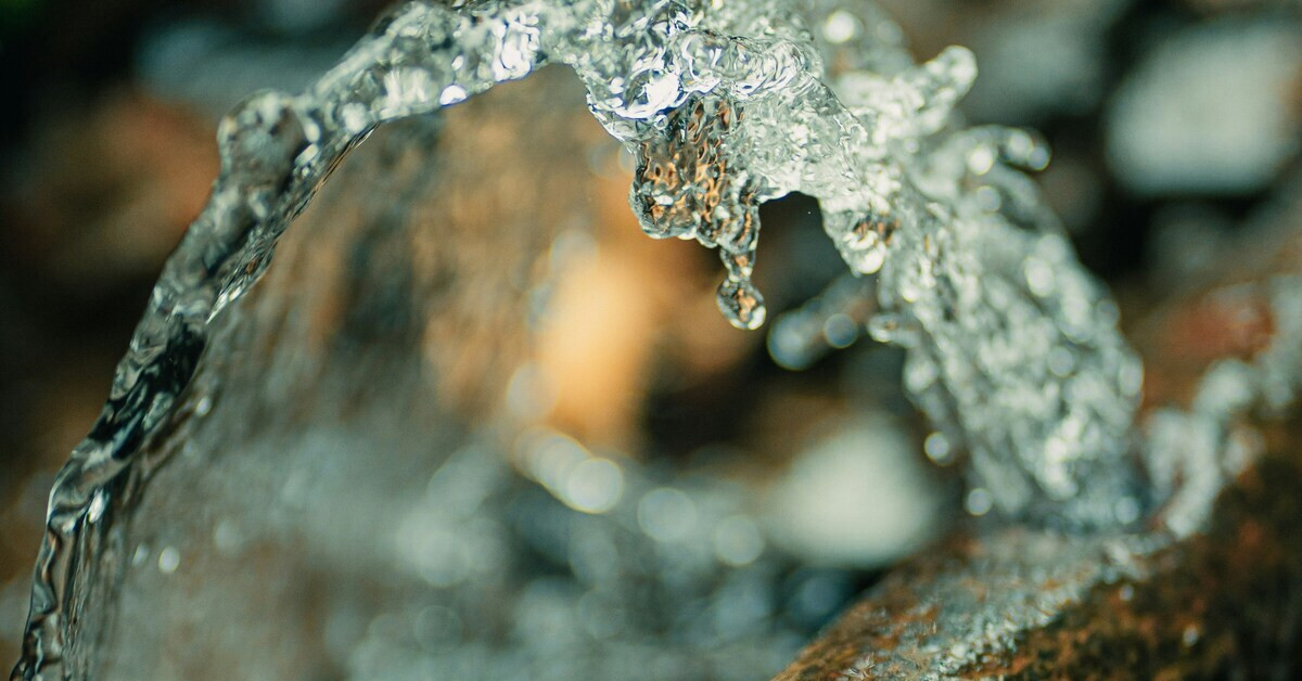 Nahaufnahme von austretendem Wasser bei einem Rohrbruch