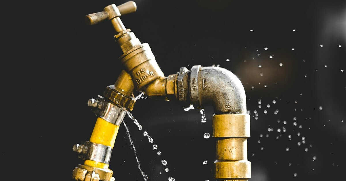 Undichtes Rohr mit austretendem Wasser, Nahaufnahme eines lecken Wasserrohrs