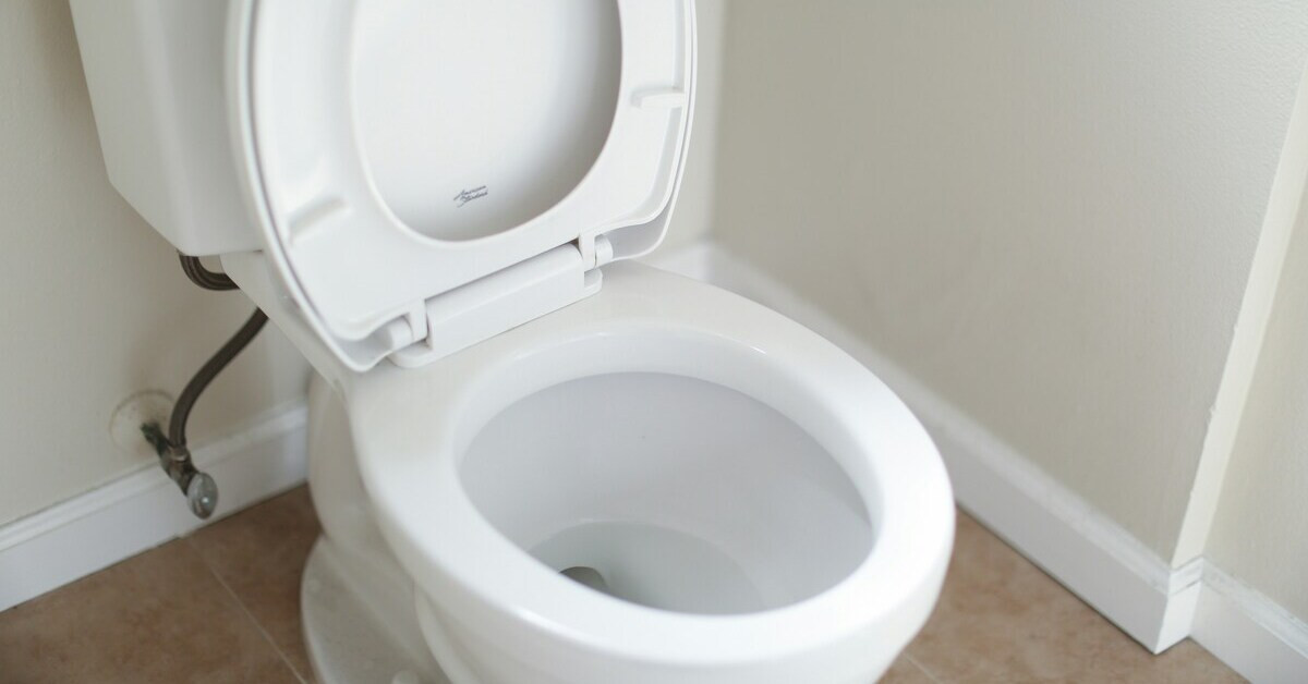 Weiße Toilette mit offenem Deckel in einem Badezimmer