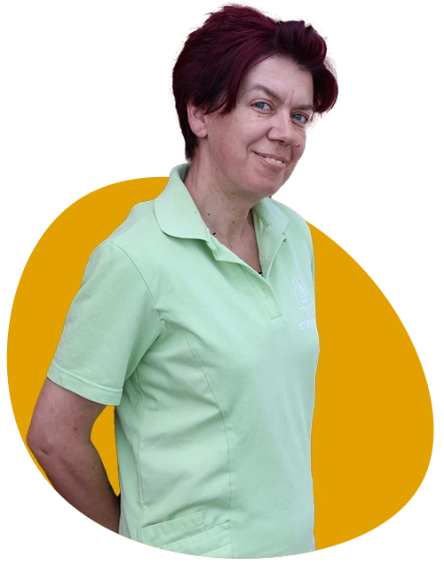 Frauke Geske im grünen Polohemd vor gelbem Hintergrund