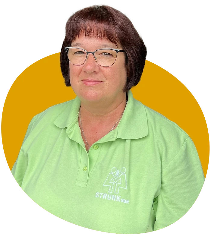 Sabine Schoppler im grünen STRUNK GbR Poloshirt vor gelbem Hintergrund