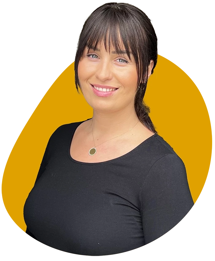 Lisa Schmidt mit schwarzem Oberteil und Halskette vor gelbem Hintergrund