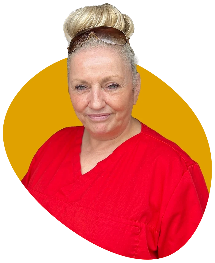 Luigia Anna Giraldi in roter Berufsbekleidung vor gelbem Hintergrund