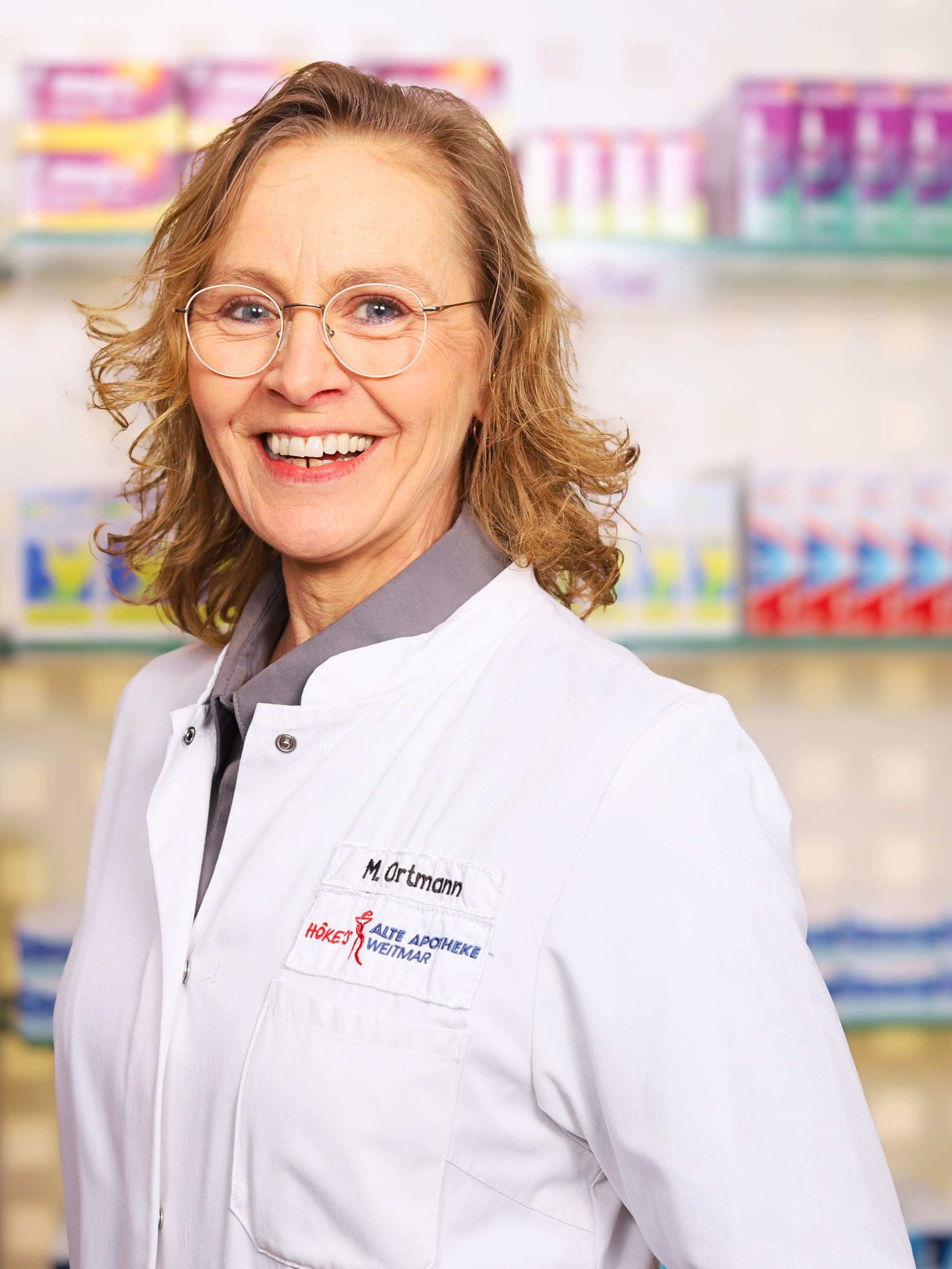 Mitarbeiterin M. Ortmann in der Alten Apotheke Weitmar mit weißem Kittel