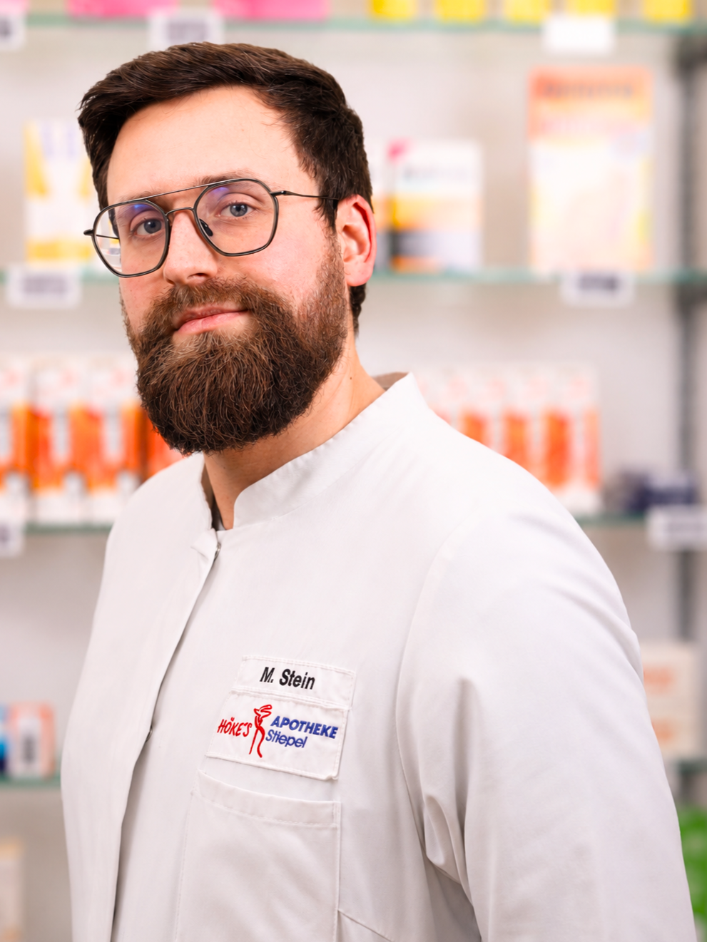 Apotheker M. Stein in der Höker Apotheke Siepel, Portraitaufnahme im Verkaufsraum