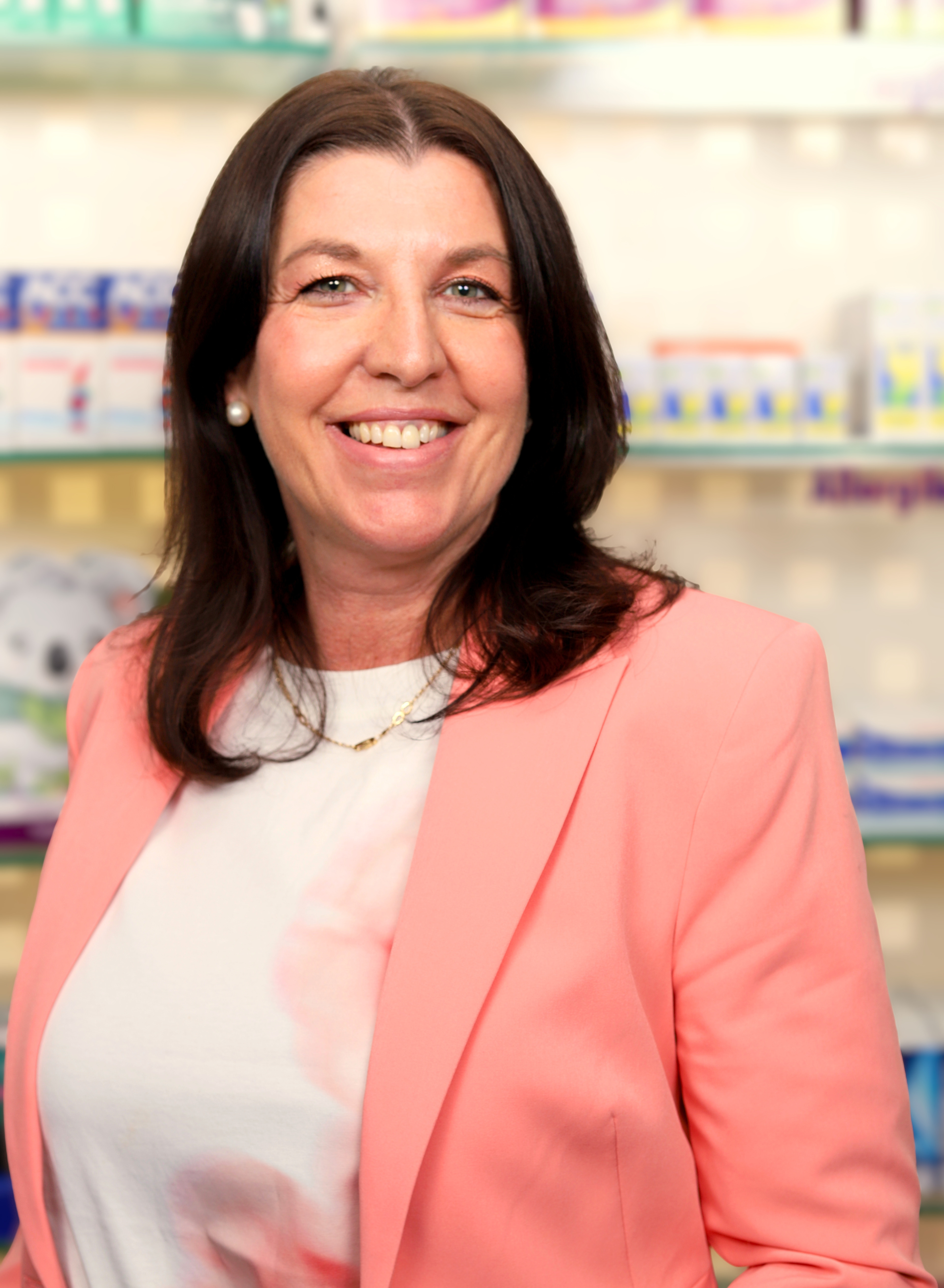 Porträt einer lächelnden Frau namens Herzog in einer Apotheke