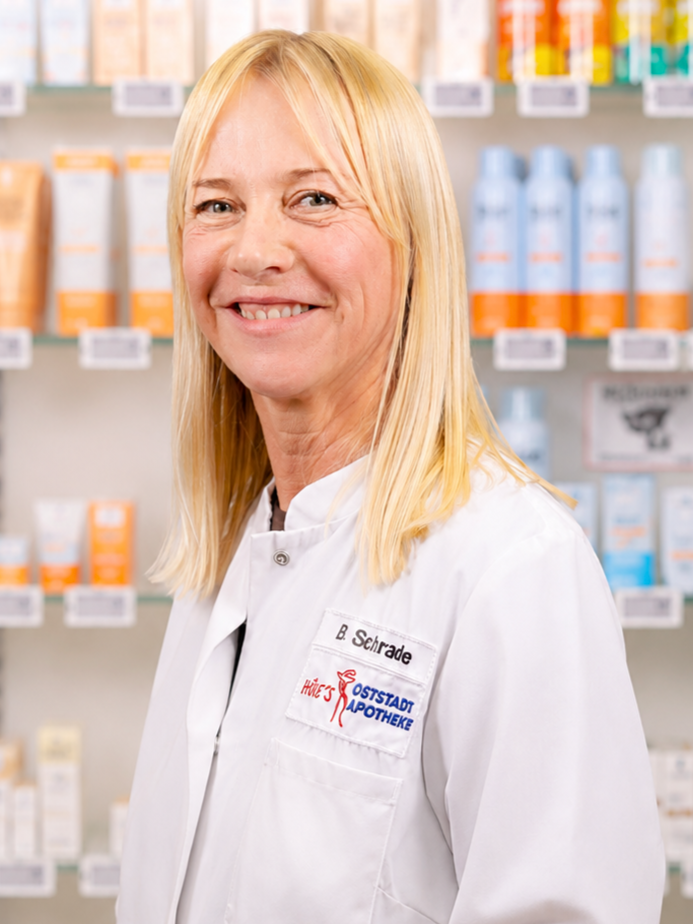 Apothekerin B. Schrade in der Oststadt Apotheke vor einem Regal mit Pflegeprodukten