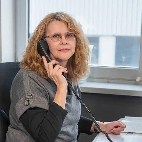 Frau Foerstner am Telefon im Büro Frau Foerstner telefoniert im Büro