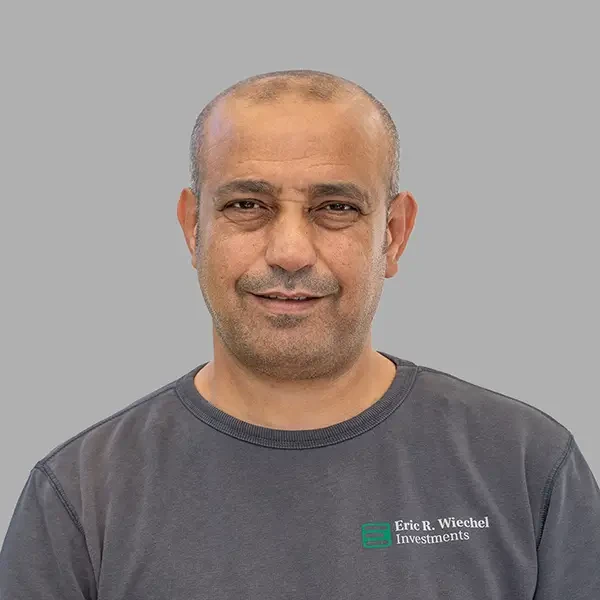 Ibrahim Mustafa Porträt Porträt von Ibrahim Mustafa in grauem Shirt
