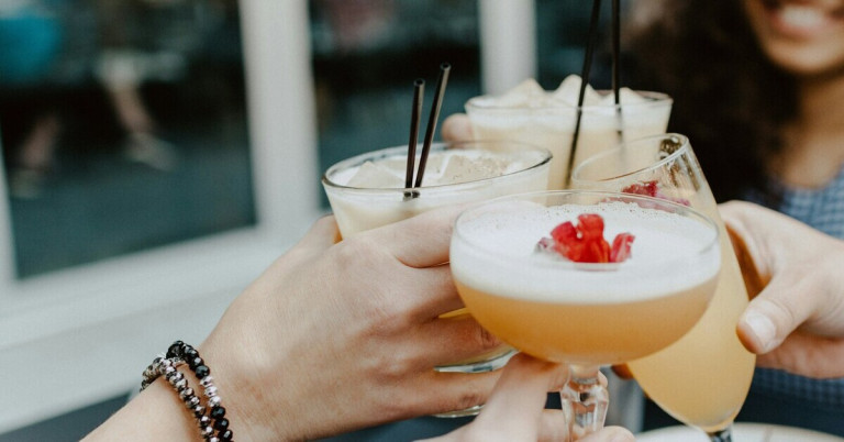 Getränke-Party: Cocktails und Drinks beim Anstoßen auf einer Feier Getränke auf einer Party – verschiedene Cocktails werden angestoßen