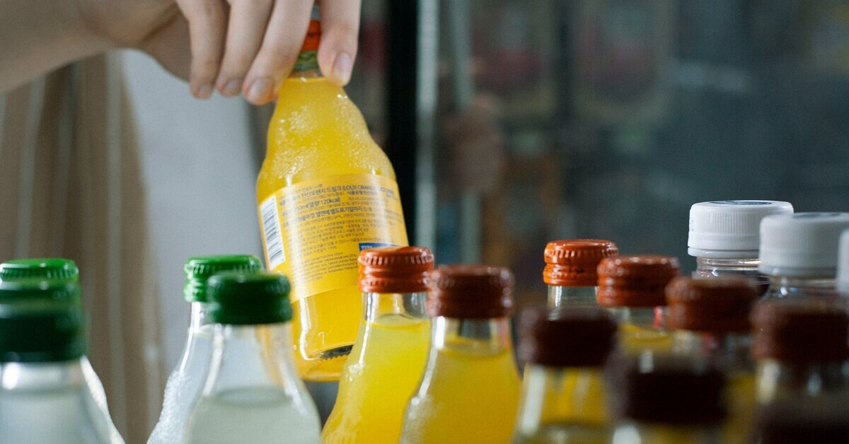 Mehrere Flaschen mit Getränken werden für eine Kommission zusammengestellt