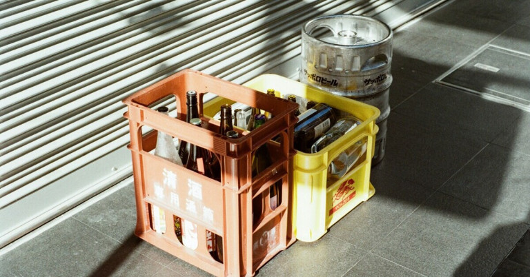 Leere Flaschen und Getränkekisten – Rückgabe und Recycling Leere Flaschen und Fässer in Getränkekisten zur Rückgabe oder zum Recycling