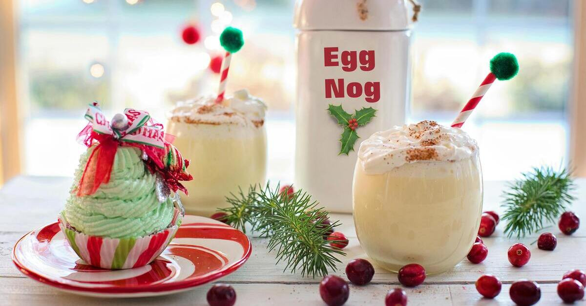 Egg Nog zu Weihnachten – traditionelles Weihnachtsgetränk mit Sahne und Gewürzen