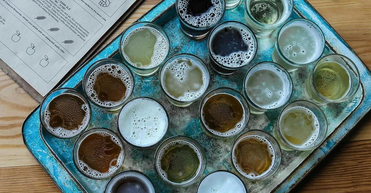 Verschiedene Biere bei einer Bierverkostung in kleinen Gläsern auf Tablett