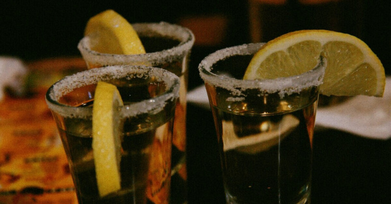 Tequila mit Salz und Zitrone – klassisch serviert im Glas Tequila mit Salz und Zitrone in Gläsern, klassische Servierweise