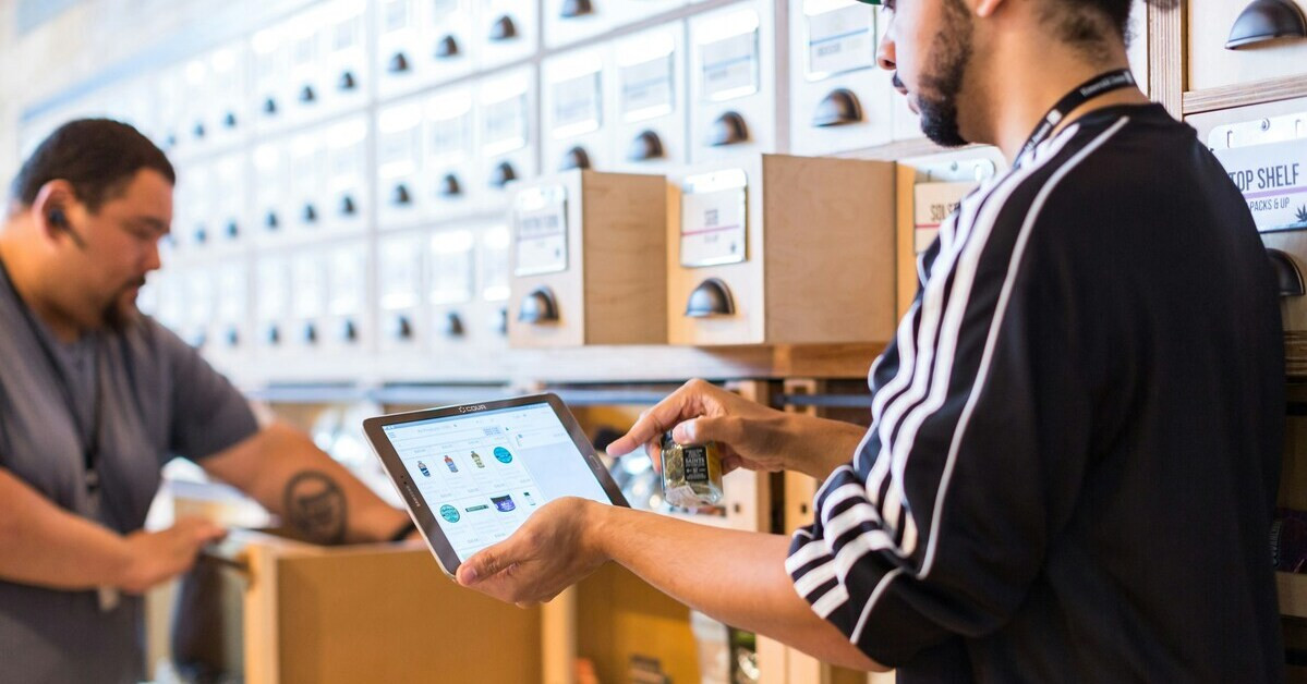 Inventur mit Tablet in einem Lager oder Geschäft, Person überprüft Warenbestand digital