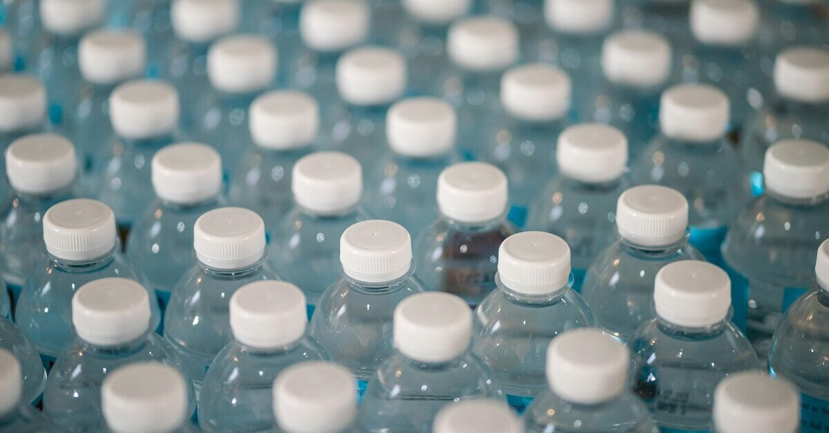 Mehrere Plastik-Wasserflaschen mit weißen Deckeln in Nahaufnahme