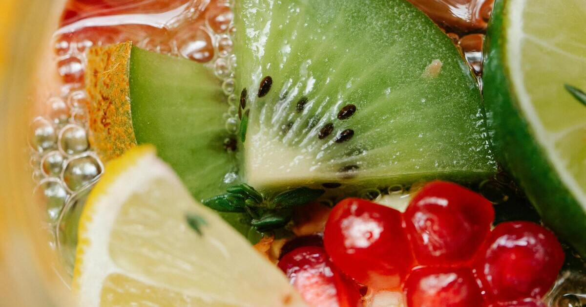 Früchte: Nahaufnahme von Kiwi, Granatapfel und Zitrone