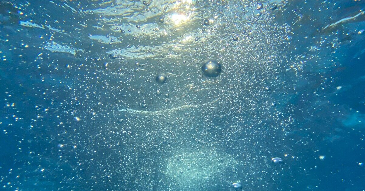 Sprudliges Wasser mit vielen Luftblasen unter Wasser