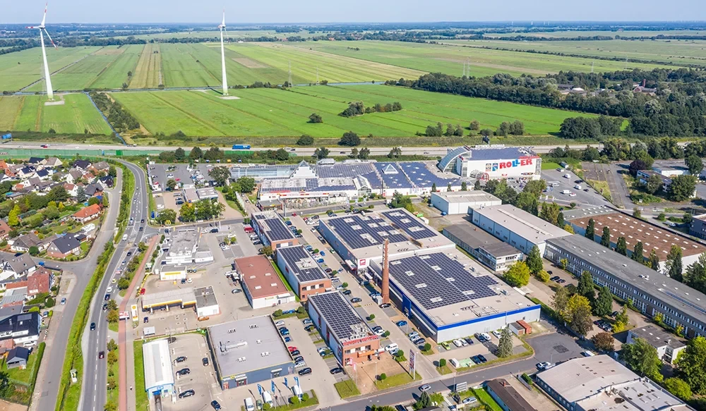 Luftaufnahme eines Gewerbegebiets mit Solaranlagen auf den Dächern, vermittelt von Sander Immobilien