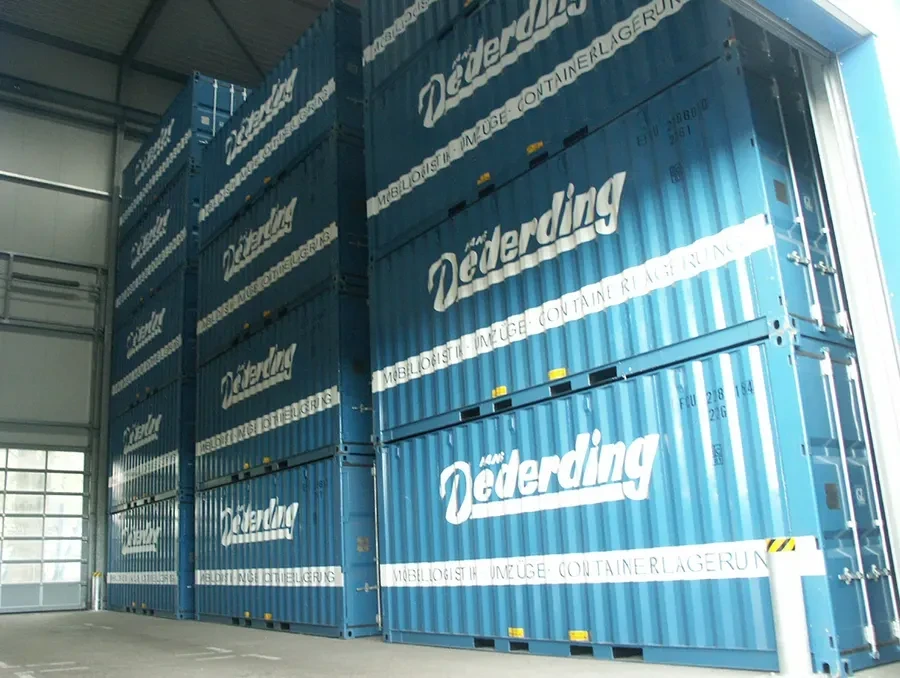 Containerhalle von Dederding mit gestapelten blauen Containern für Lagerung und Umzüge
