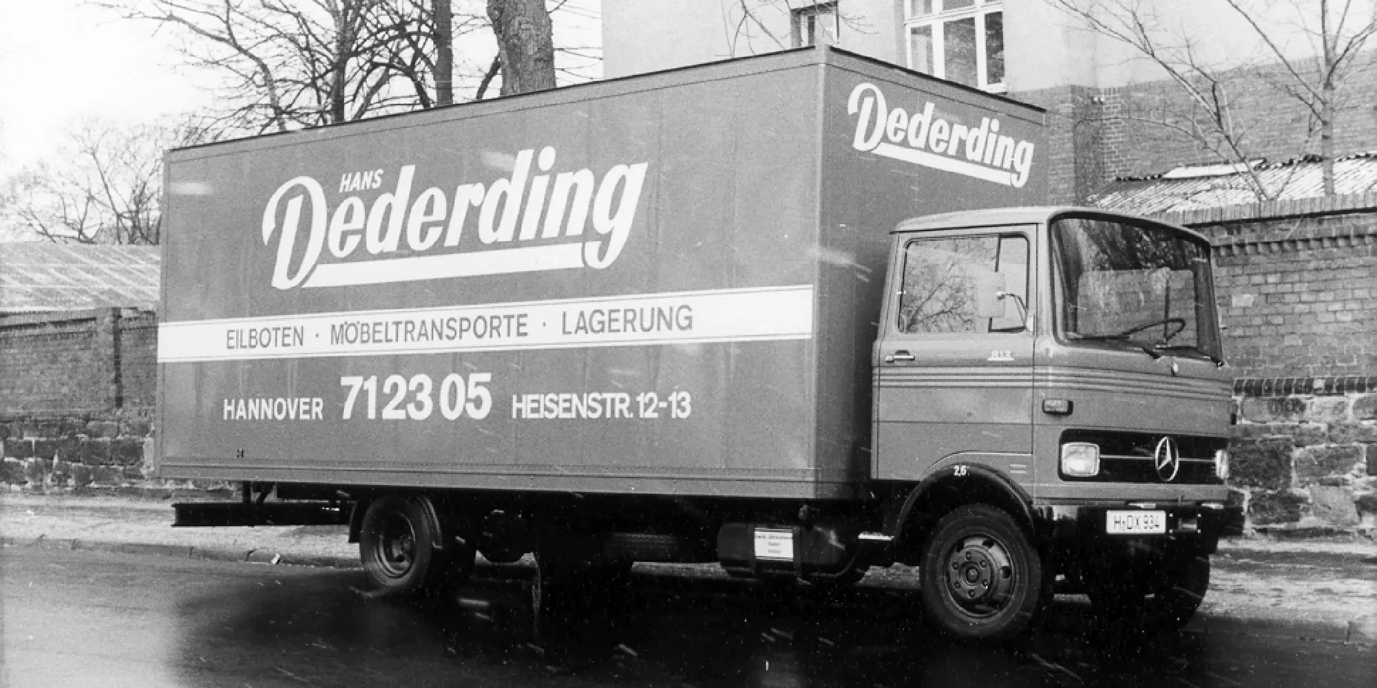 Historischer Möbeltransporter von Dederding in Schwarz-Weiß, Heisenstraße 12-13