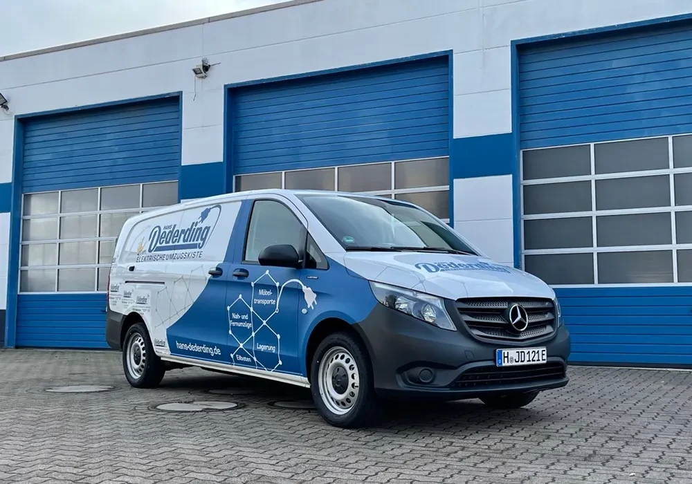 Elektro-Transporter von Hans Dederding vor Firmengebäude, Teil des Fuhrparks