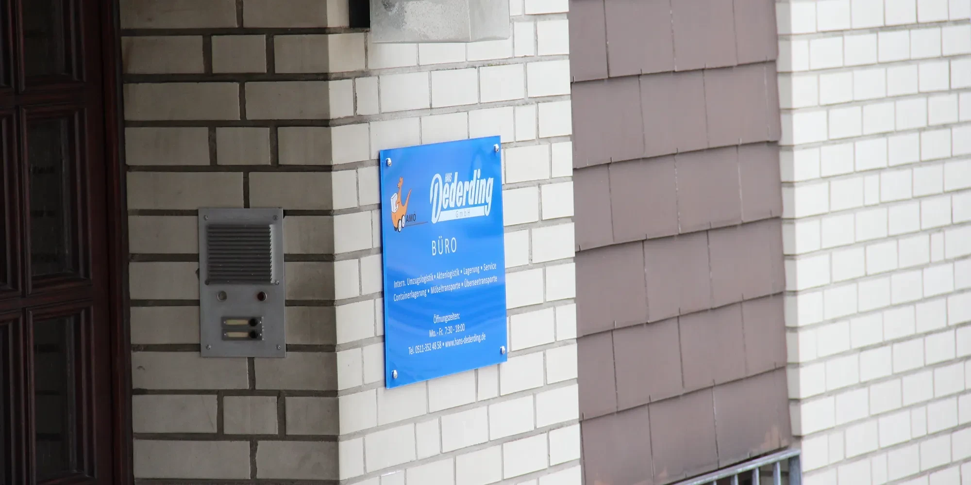 Firmenschild am Büroeingang von Haus Dederding GmbH mit Kontaktinformationen