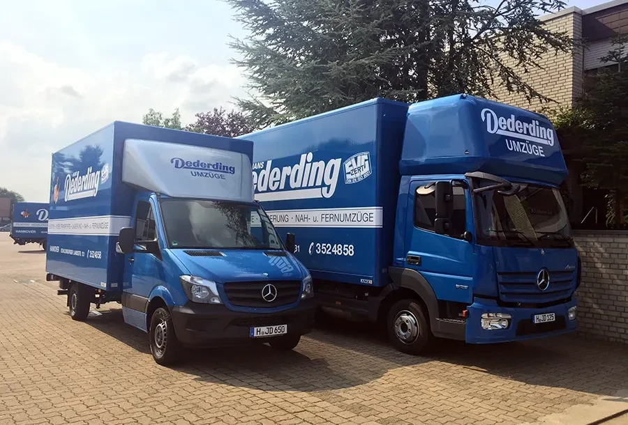 Firmenfahrzeuge von Dederding Umzüge – blaue Transporter und LKW für Umzüge