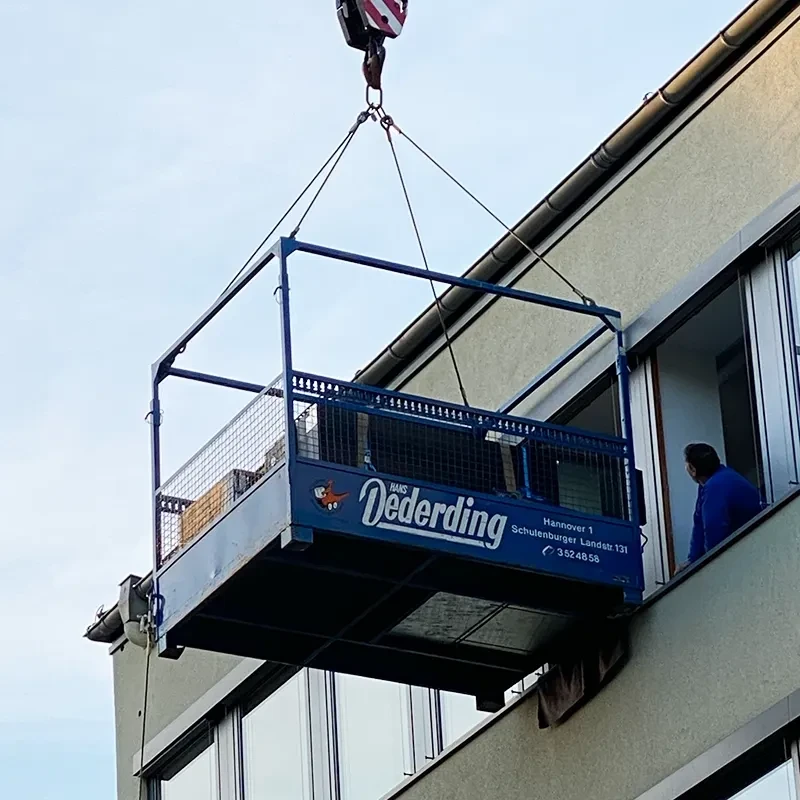 Kran transportiert Umzugsgut mit Hans Dederding Plattform in Hannover