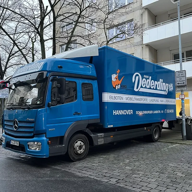 Hans Dederding Umzugstransporter in Hannover vor einem Wohnhaus