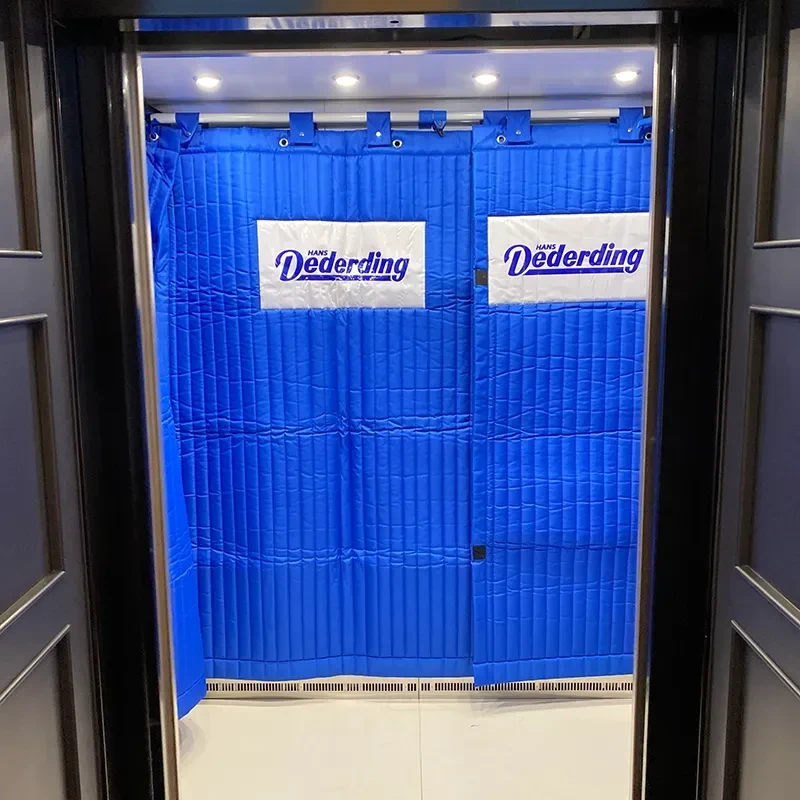 Fahrstuhlschutz mit blauen Schutzmatten und Hans Dederding Logo
