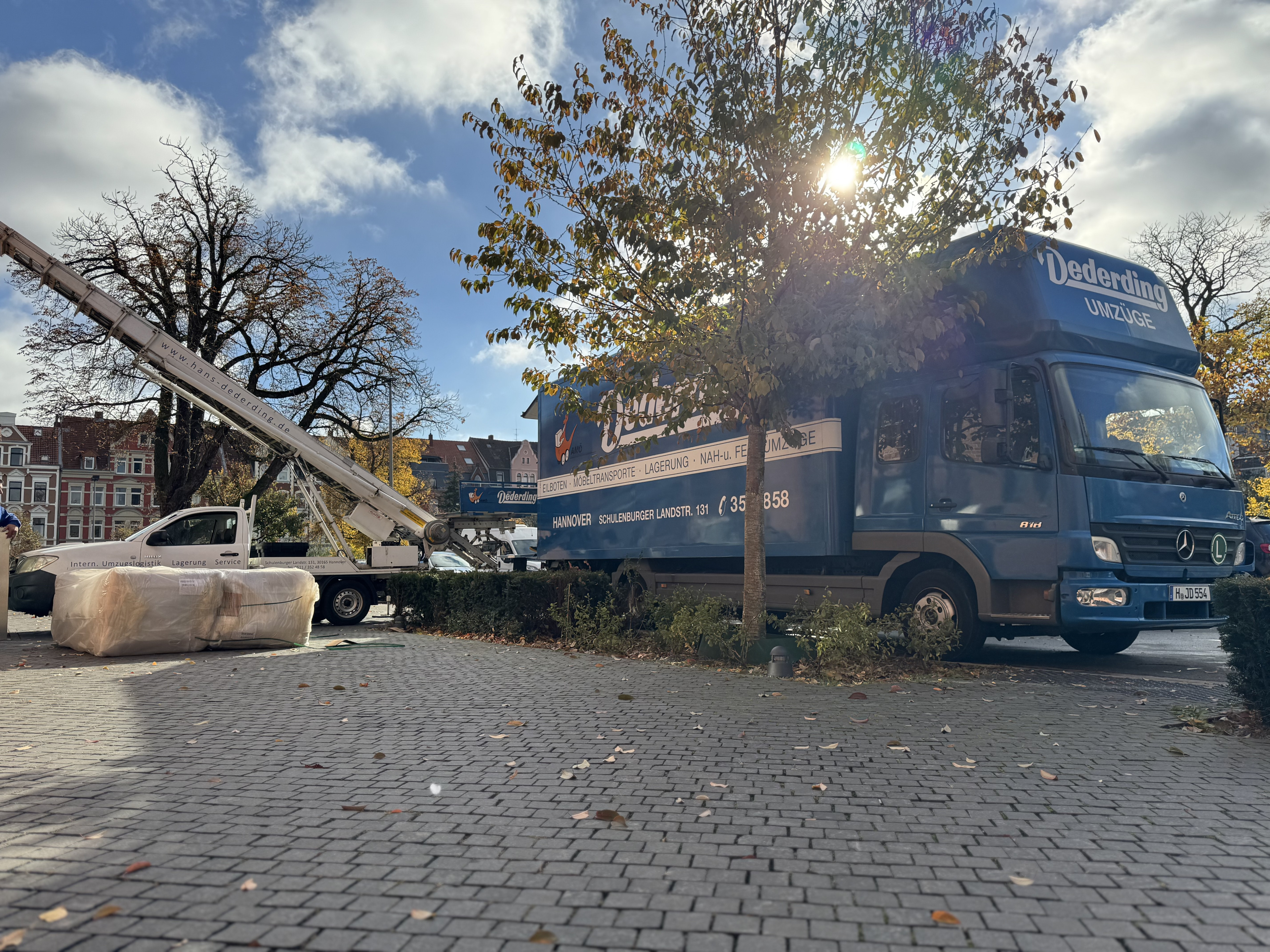 Umzugswagen und Möbellift von Dedecke Umzüge in Hannover im Einsatz bei sonnigem Wetter