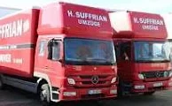 Roter LKW für Umzug, Nahaufnahme eines Umzugs-LKWs auf einem Parkplatz
