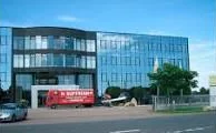Modernes Bürogebäude mit Glasfassade an einer Straße