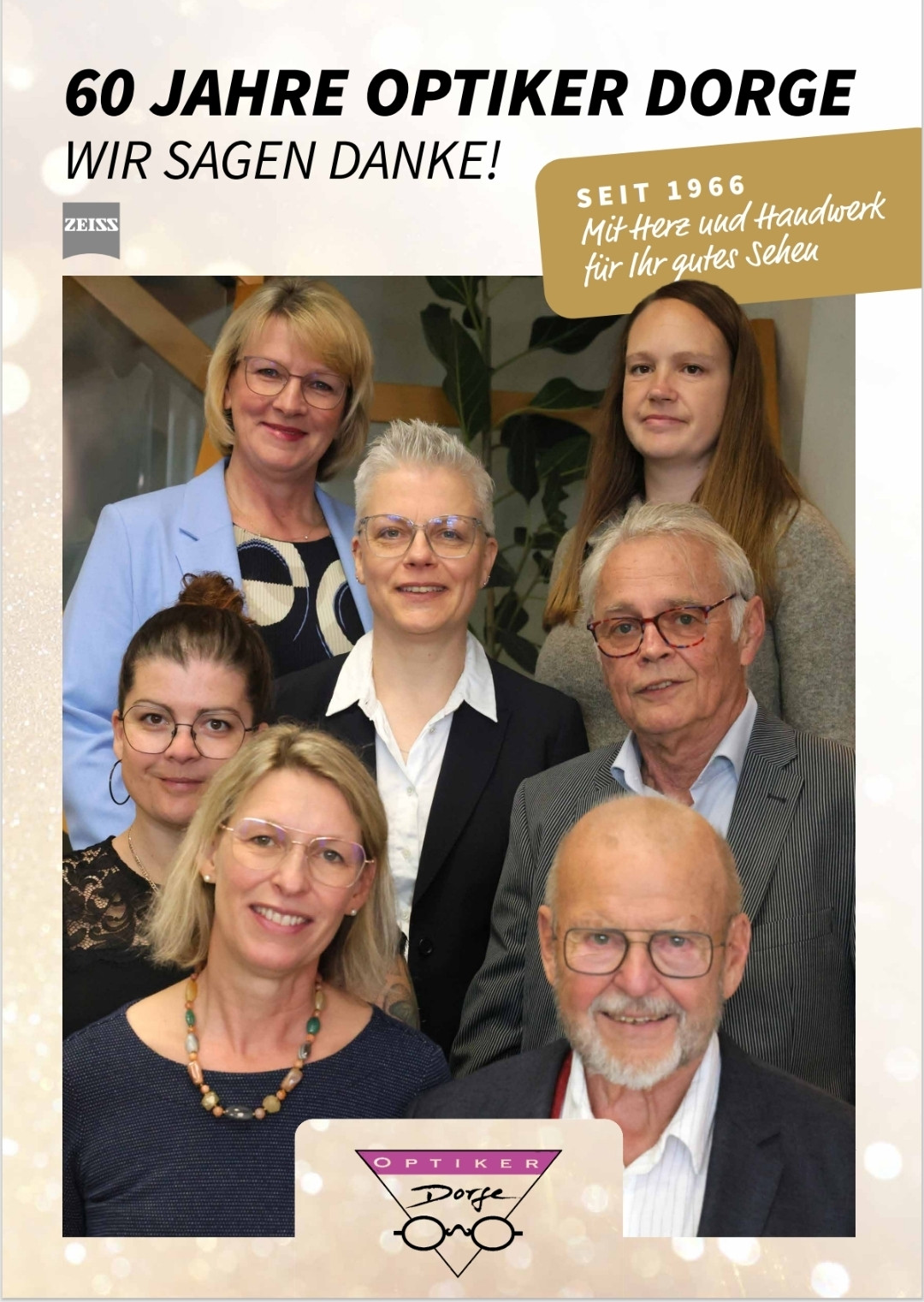 Gruppenfoto eines freundlichen Teams in einem Optikergeschäft, aufgenommen am 30.10.2026, mit Brillen und dem Schriftzug 'Mit Herz und Handwerk für Ihr gutes Sehen'.